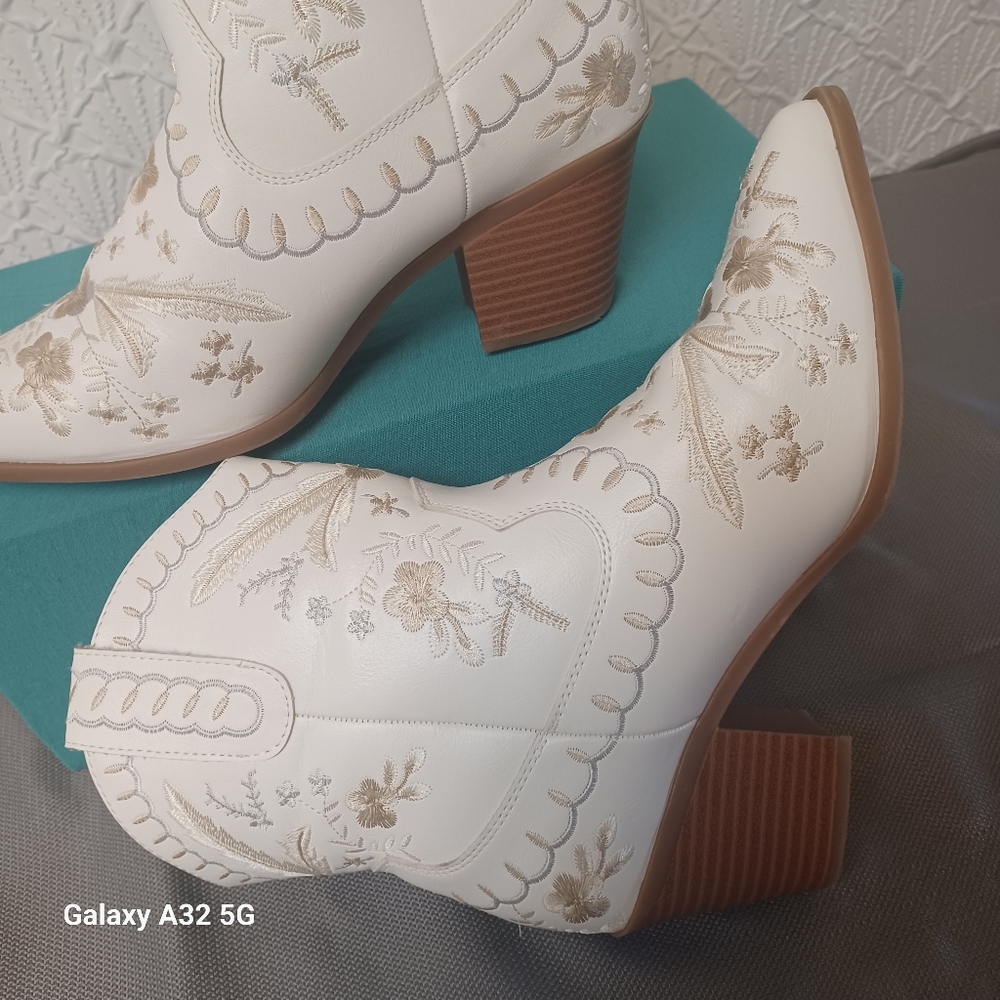 MIA Women Size 10 White Embroidered Heeled Boots - Picture 6 of 15